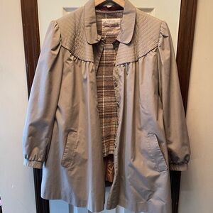 Vintage Windsor Tan Trench Coat with Wide Collar and Long Sleeves